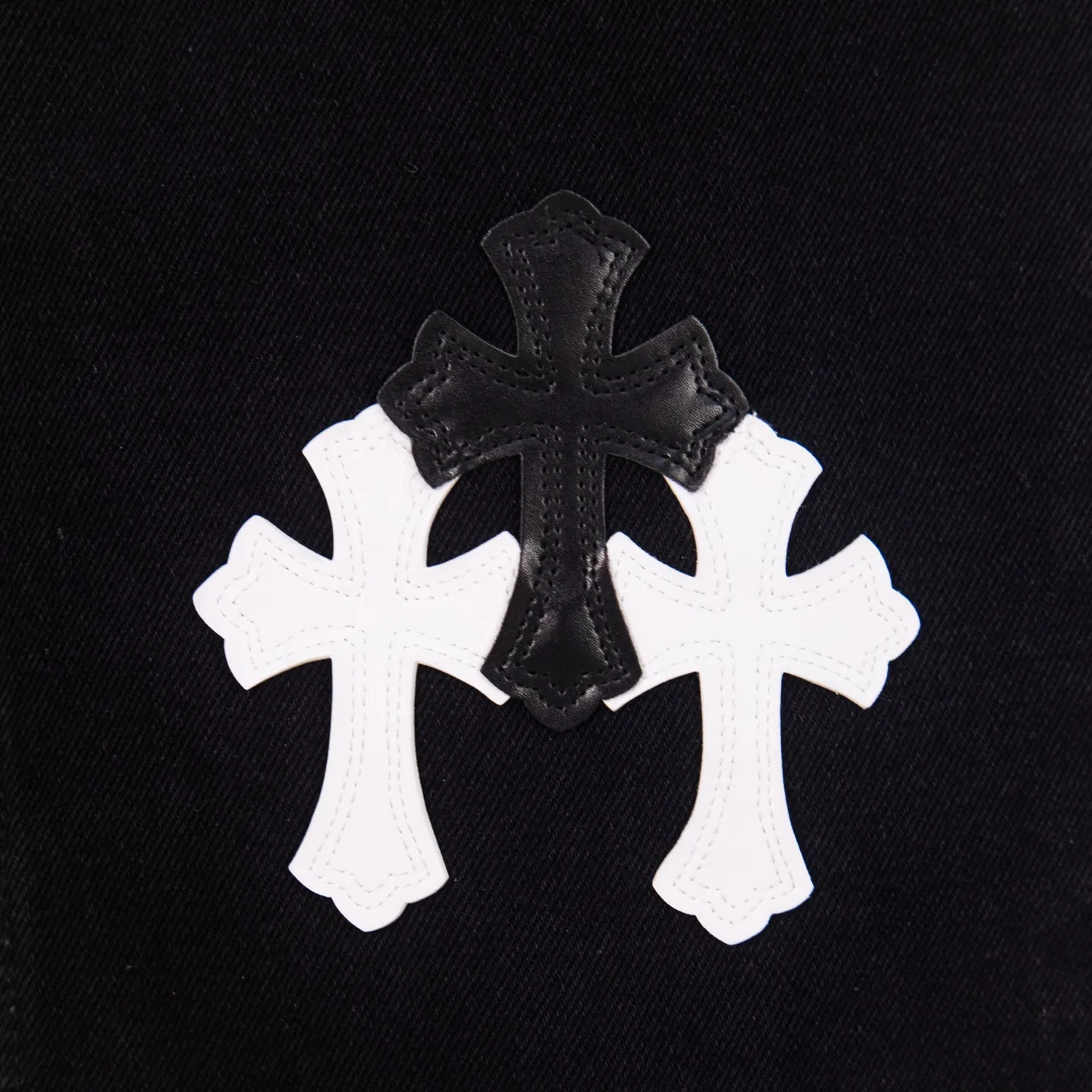 P260 Chrome Hearts Black Pants Sanskrit Black and White Patch Leather Jeans CH jeans need to be washed and then disassembled and hand-stitched with sheepskin cross leather and then spliced ​​together to complete. The whole piece has too many craftsmanship to explain, patchwork cross pattern embellishment, high-waisted washed jeans! ! Absolutely high-end luxury products, god-level single products and super popular products, made with top heavy industry, a must-see magic weapon. Customized hardware. The fabric is thick and soft after washing. It has good breathability. Customized small leather label. Unique design. The details are simple and elegant, and the workmanship is exquisite. The entire trousers are neatly routed and the details are in place! It’s so cool that both men and women can easily control the genderless trend! Style number: 1875# Color: black Size: 28 30 32 34